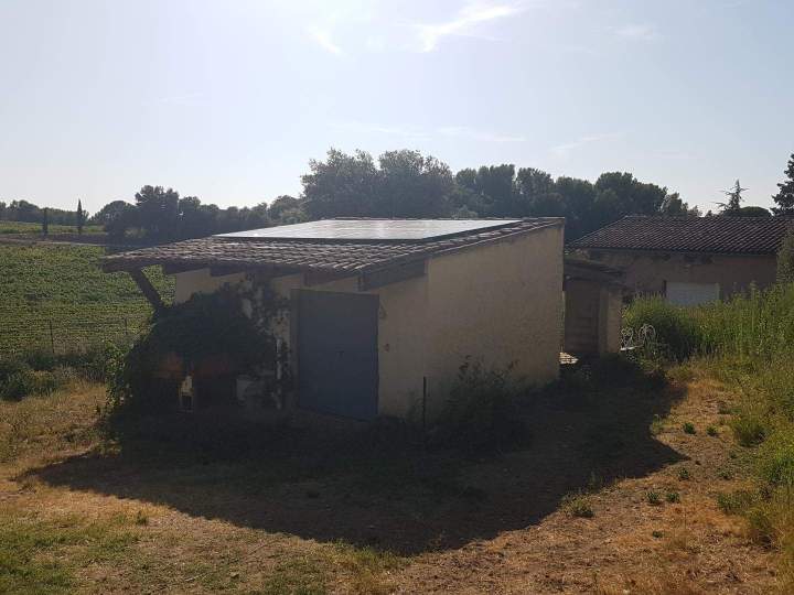 Petite construction équipée de panneaux photovoltaïques Sarrians