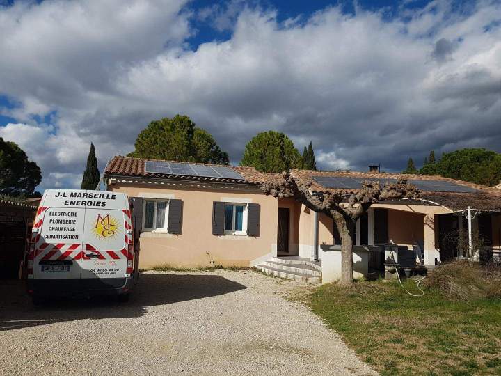Installation panneaux solaires photovoltaïques par jl marseille energies Sarrians