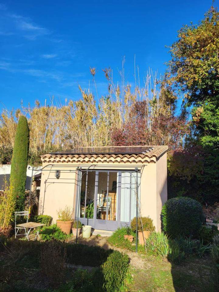 Toit petite dépendance de jardin recouvert de panneaux solaires Sarrians