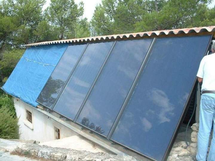 Grande surface de capteurs solaires thermiques en cours d'installation Sarrians