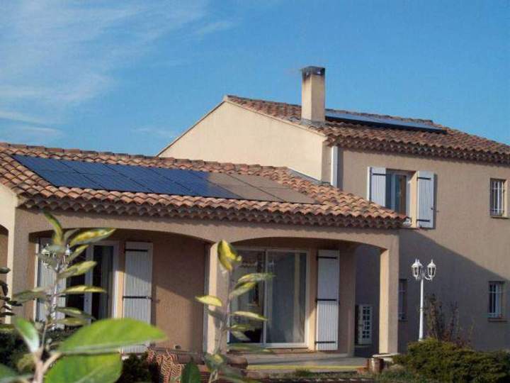 Maison individuelle équipée de panneaux solaires photovoltaïques Sarrians