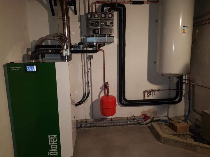 Chaudières à granulés de bois et ballon blanc d'eau chaude sanitaire Sarrians