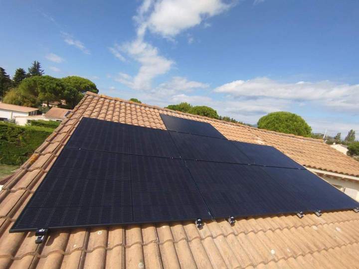 Panneaux solaires photovoltaïques sur le toit d’une maison Sarrians